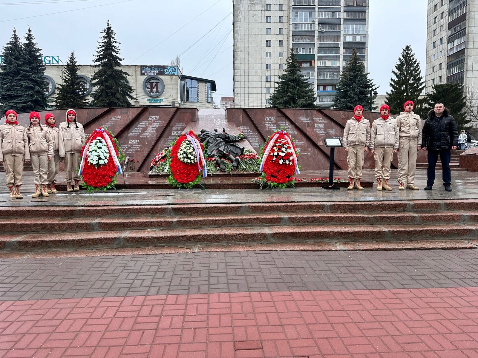 В Георгиевском сквере Курска юнармейский отряд имени А. Н. Быстрова принял участие в возложении цветов к памятнику «Скорбящая мать».