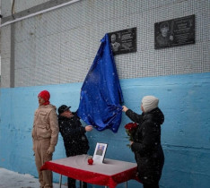 В гимназии прошел торжественный и траурный митинг, посвященный открытию мемориальной доски Долженкову Николаю Владимировичу.