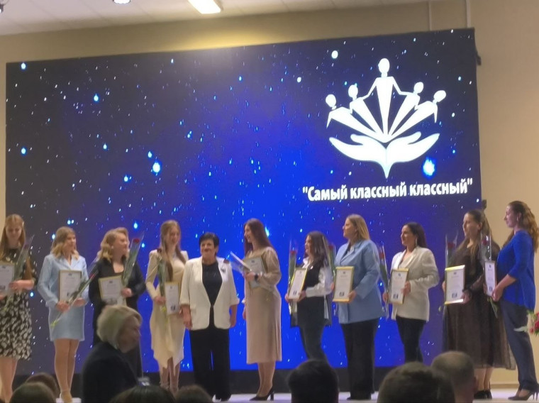 В школе N 58 города Курска прошла торжественная церемония награждения педагогов.