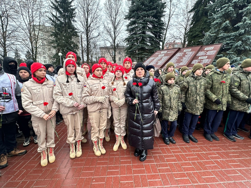 В Георгиевском сквере Курска юнармейский отряд имени А. Н. Быстрова принял участие в возложении цветов к памятнику «Скорбящая мать».